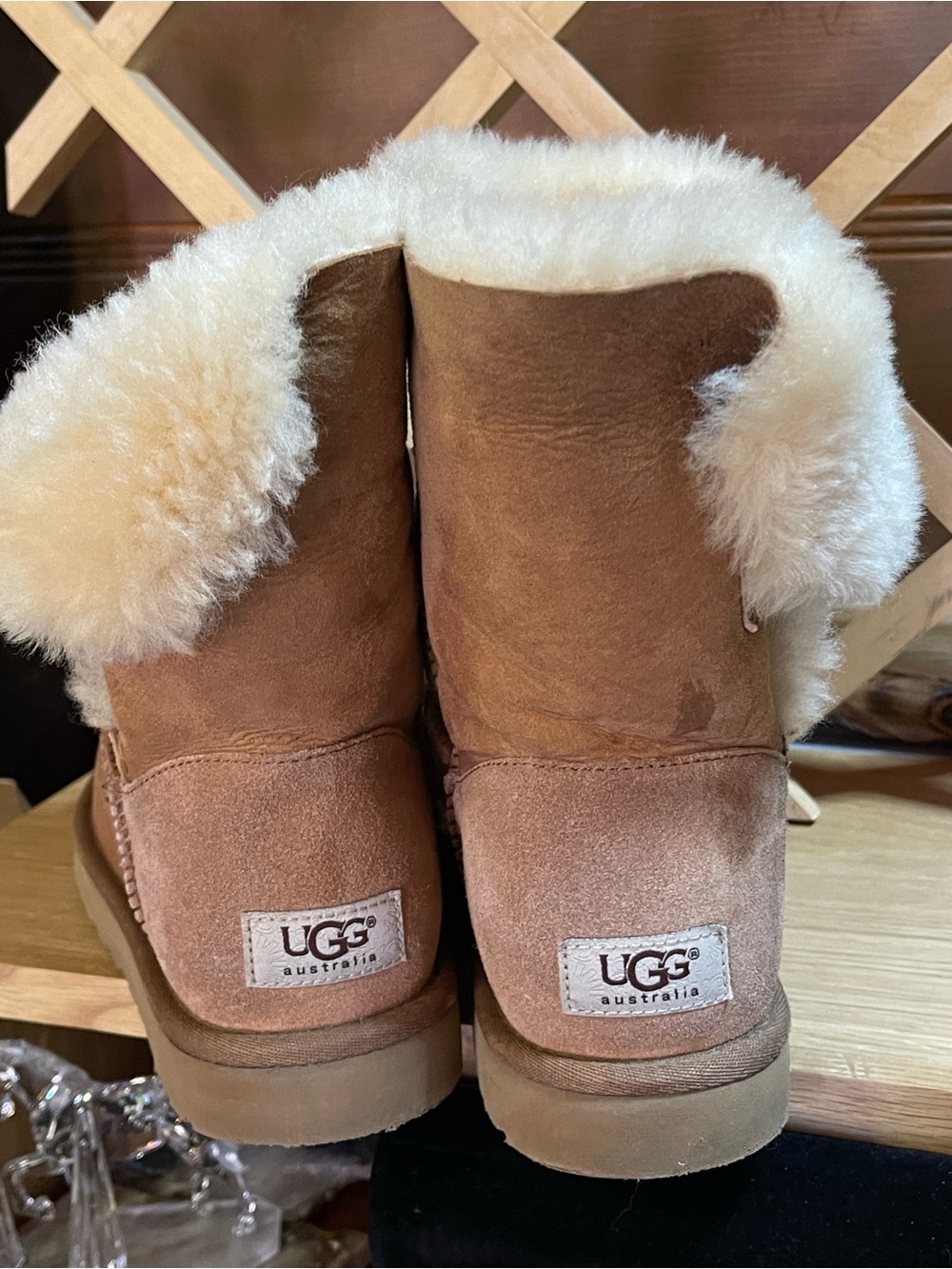UGGS Australia Sz 8 Model 5825 Classic Short Plush Sheepskin Boots / Chestnut /